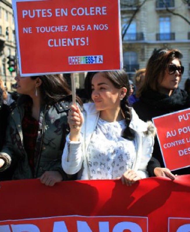 Французские секс-работницы выступили против нового закона, призвав властей “не трогать клиентов”.