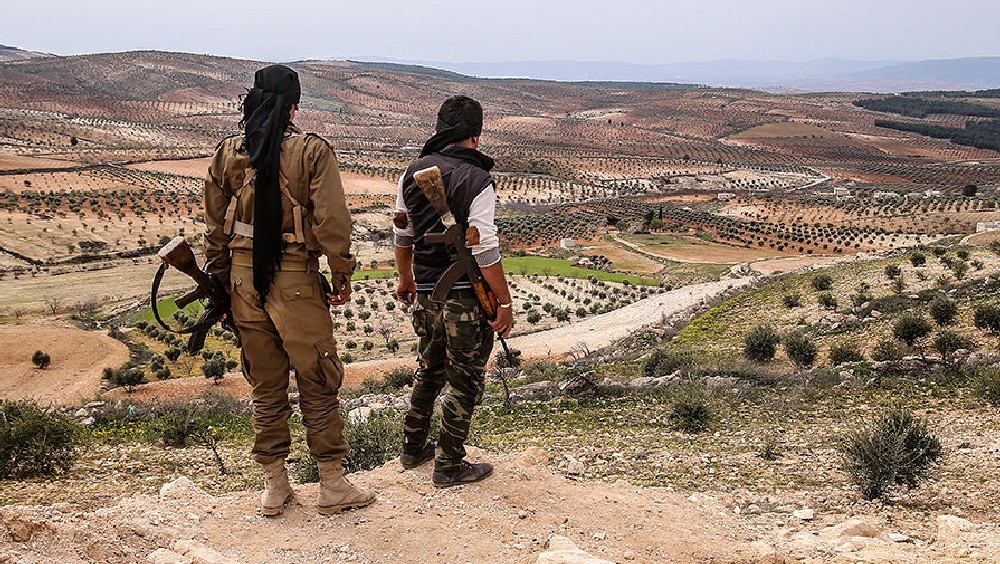 Курдские боевики на сирийско-турецкой границе.