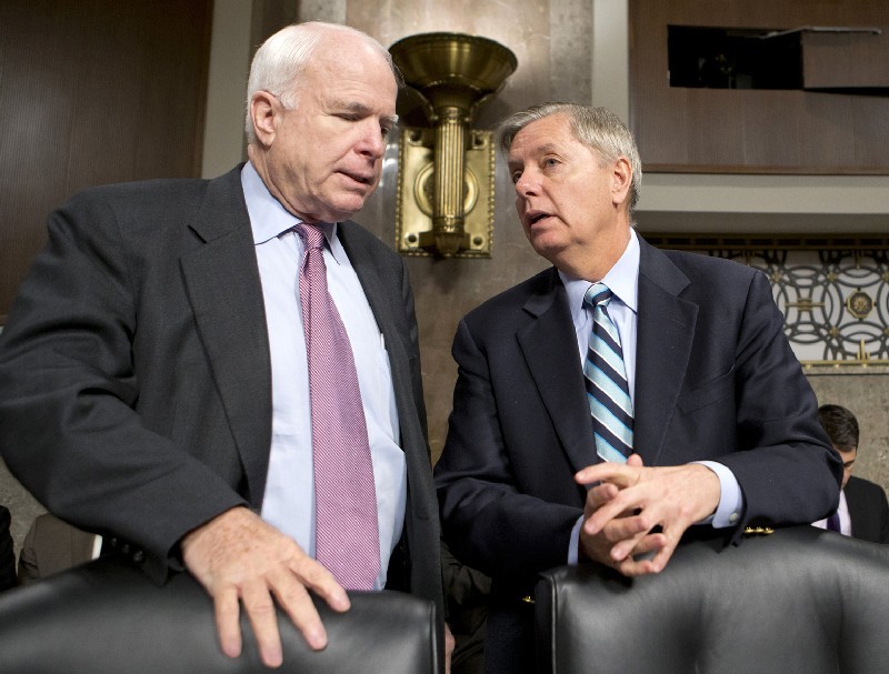 Джон МАККЕЙН (слева) и Линдси ГРЭМ.