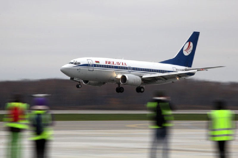 ...украинские силовики угрозами вернули белорусский пассажирский самолет.