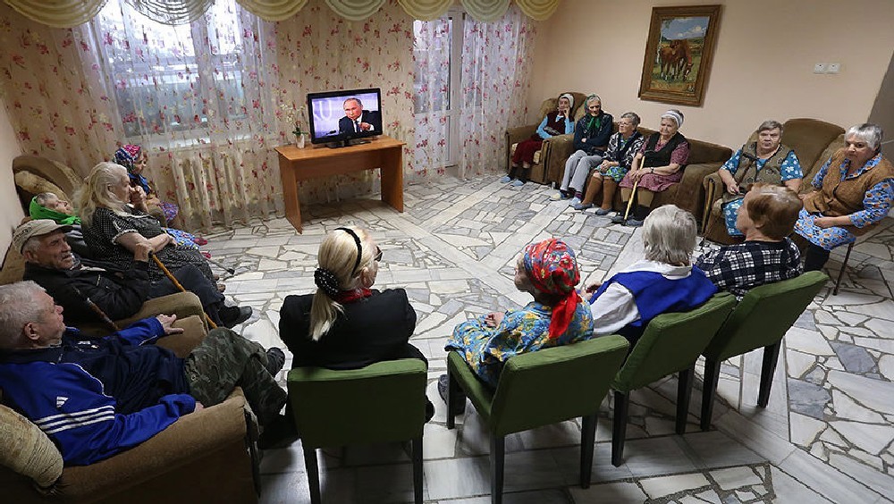 Подопечные Верхнеуслонского дома-интерната для престарелых и инвалидов смотрят пресс-конференцию президента РФ.