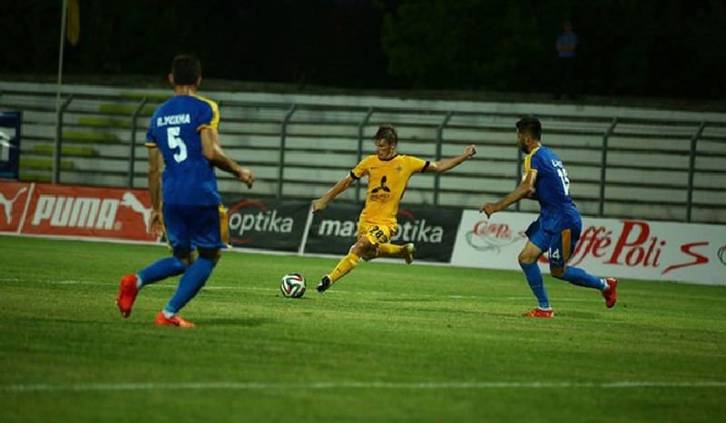 Удар по воротам “Теуты” наносит кайратовец Андрей АРШАВИН.