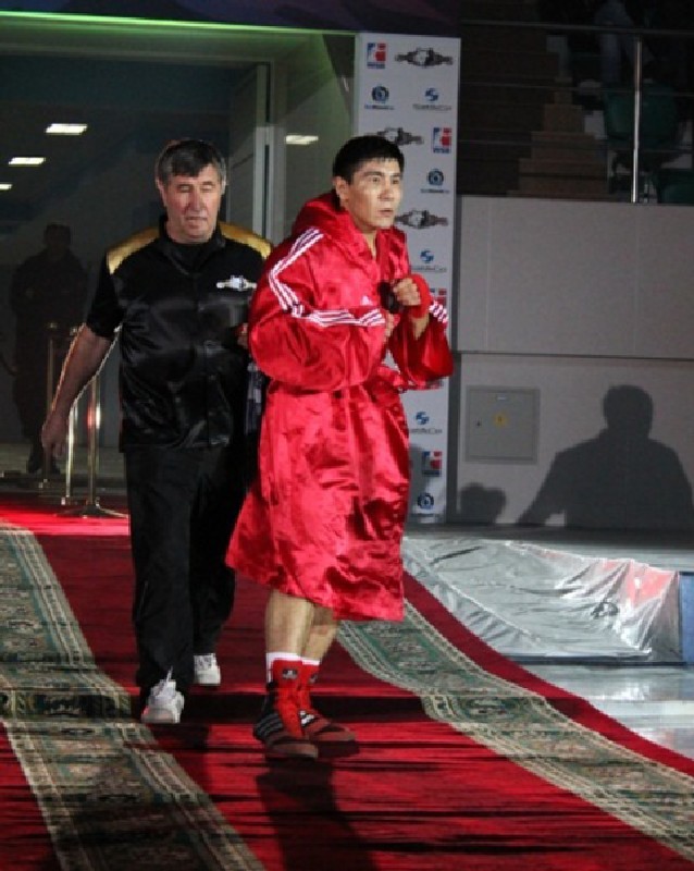 Бахыт Сарсекбаев (справа) со своим тренером Каримом Махмудовым.