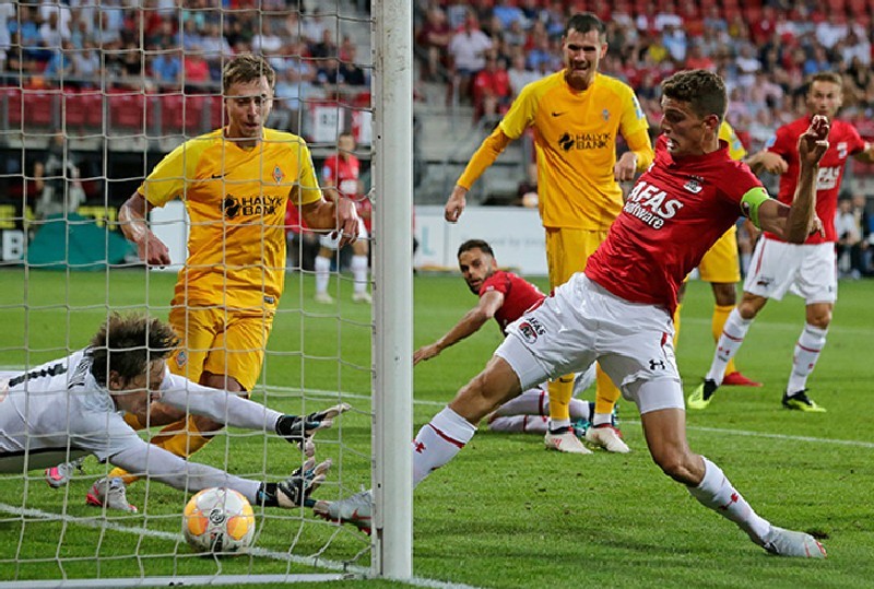 Вот так мяч влетает в ворота “Кайрата”.