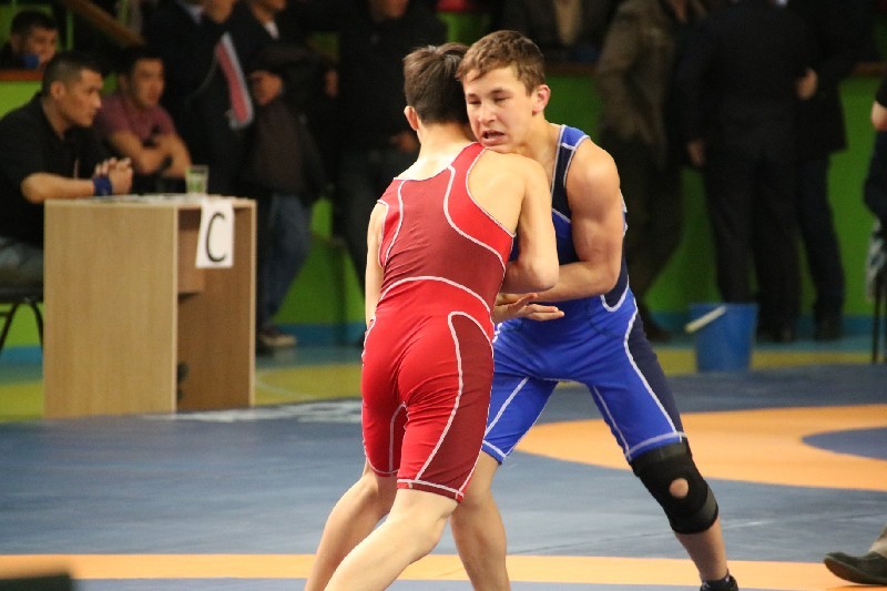 Никто не хотел уступать.