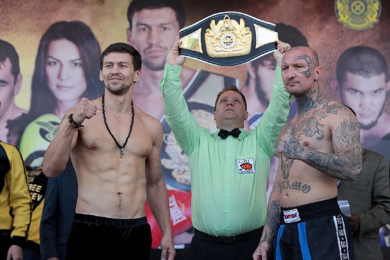 Майк КУРЦВЕЙЛ (справа) обещал нокаутировать Ису АКБЕРБАЕВА.