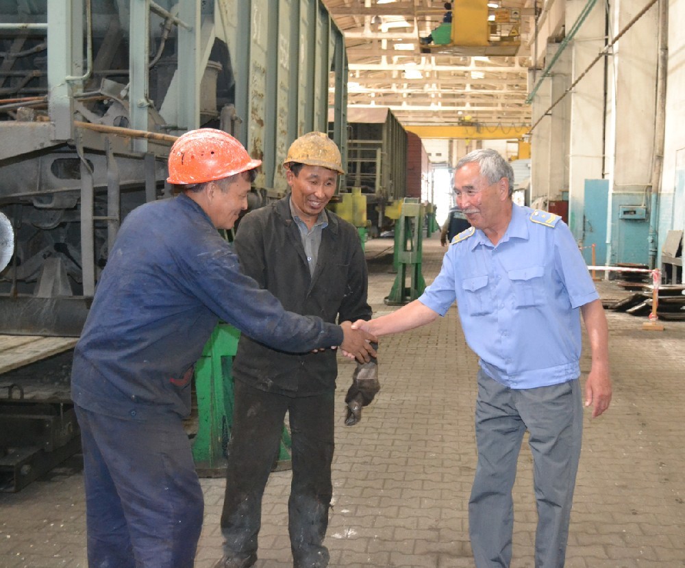 Асылбек приветствует рабочих вагонно-ремонтного депо.