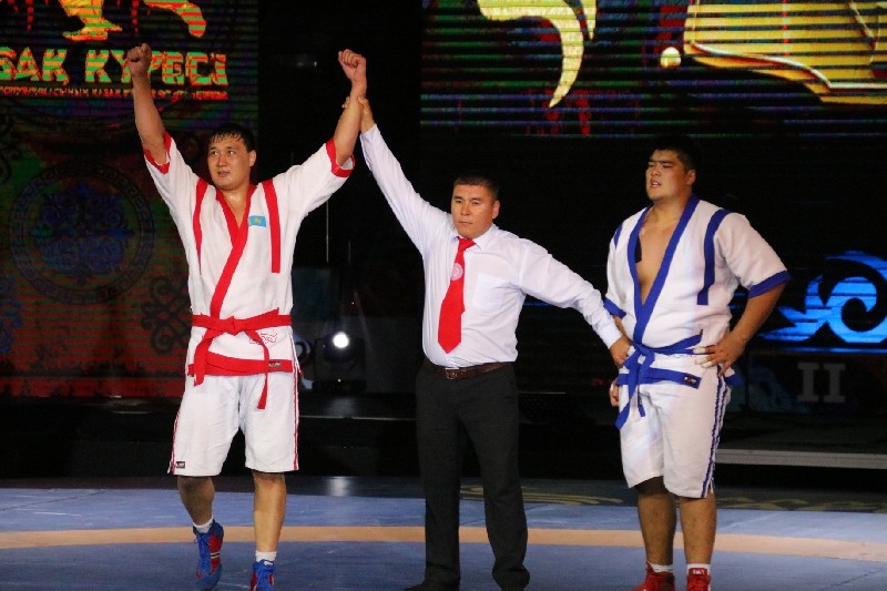Руслан АБДРАЗАКОВ (слева) - победитель турнира.