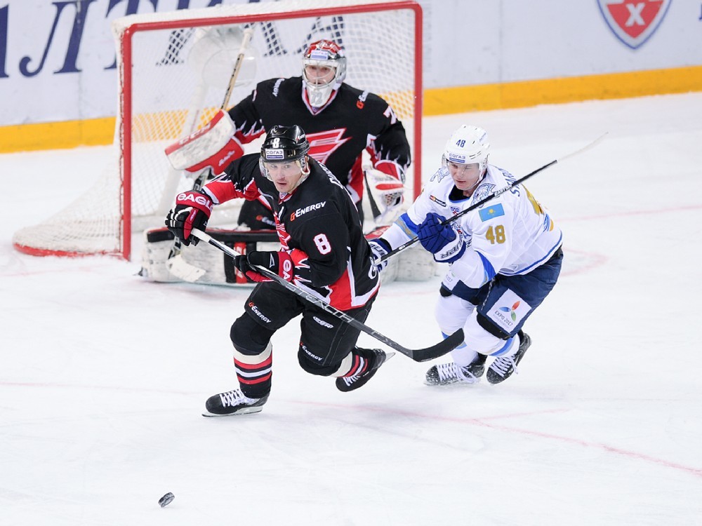 На снимках: “Битва “Барыса” и “Авеигарда”.