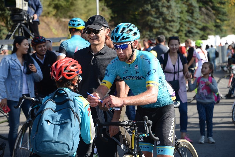 Гонщики “Астаны” всегда пользуются популярностью.