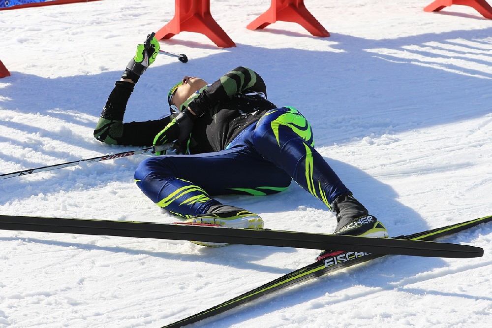 После забегов на лыжах некоторые участники просто падали без сил.