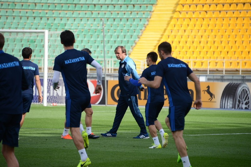 На снимках: Александр БОРОДЮК (на снимке - в центре) дает последние наставления своим подопечным. 9 июня 2017 г.