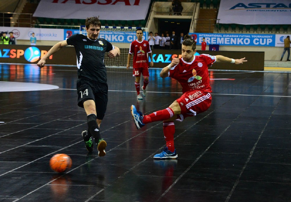 В атаке игрок сборной Казахстана ЛЕО.