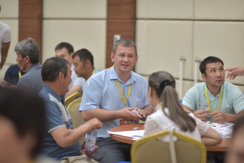 главный энергетик Донского ГОКа Павел КОНЯХИН (на снимке в центре).