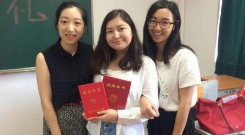 Фарида ТОЛЕУБАЕВА (в центре).