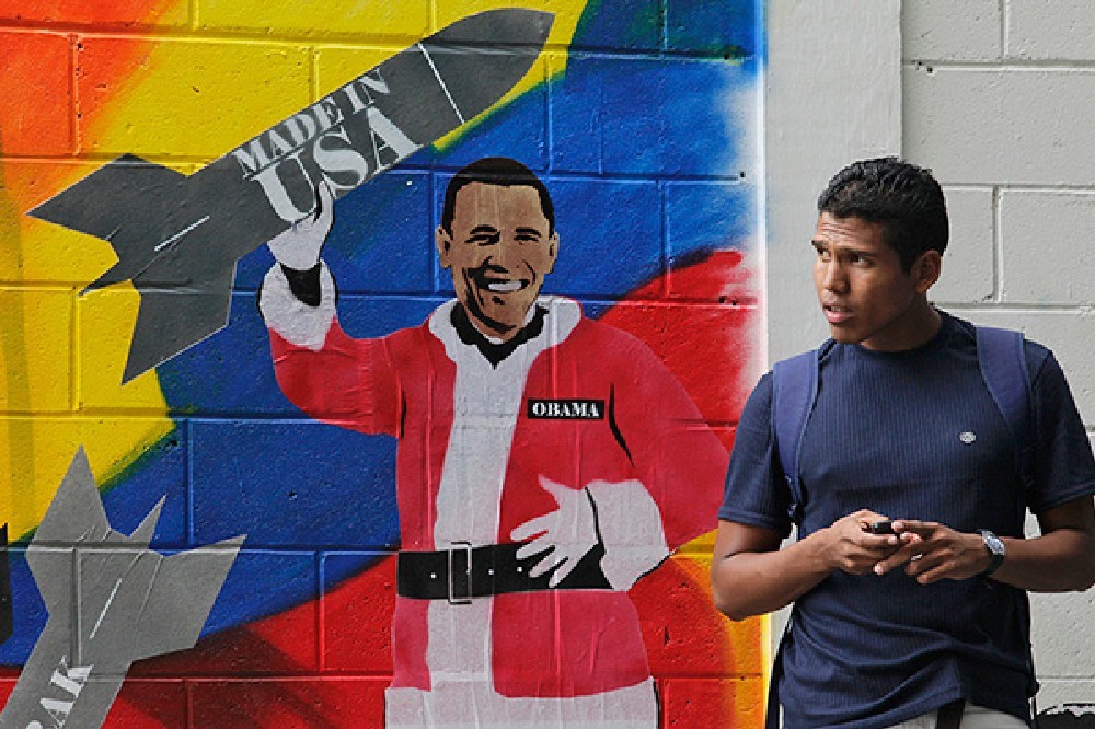 Антимилитаристский плакат с президентом США Бараком ОБАМОЙ в роли Санта-Клауса.