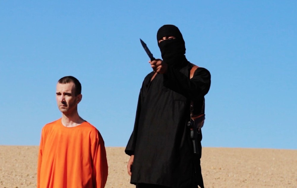 Среди казненных Мохаммедом ЭМВАЗИ сотрудник французской неправительственной гуманитарной организации ACTED британец Дэвид ХЕЙНС.