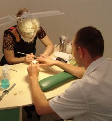 Быть можно дельным человеком и думать о красе ногтей