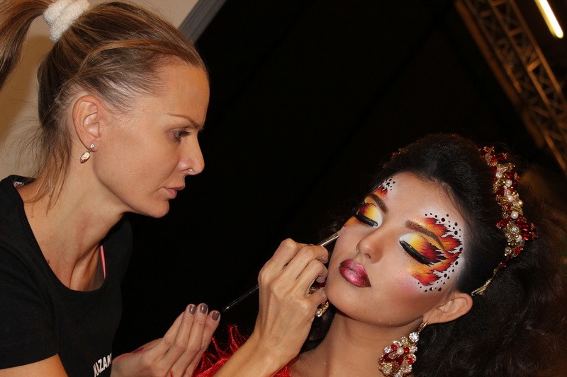 Виктория СТАНЕВИЧ и модель Анеля САИДОВА.