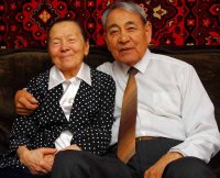 Бабушка рядышком с дедушкой