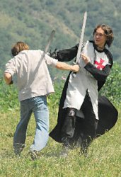 Под железный звон кольчуги