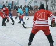 Зэки играют в хоккей!
