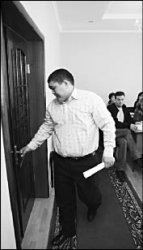 Посади чиновника за стол…