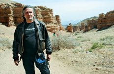 Соль в банке из-под кофе, на которой написано “чай”