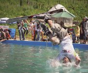 Стою у бассейна, в лыжи обутый...