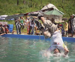 Стою у бассейна, в лыжи обутый...