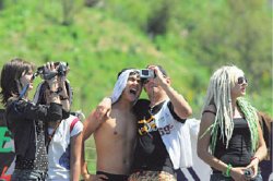 Стою у бассейна, в лыжи обутый...