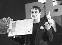 Выходят на арену силачи