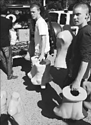 Торговцы спрятались, закрылись бутики