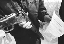 Маленький мальчик нашел пистолет...