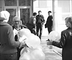 ...И людям шарики давали