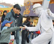 Не ломайте им комедию!