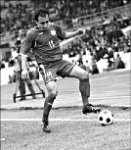 На двух стульях не усидеть