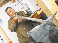 На стол - мечи