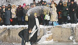 Окропи нас водицей ледяной!
