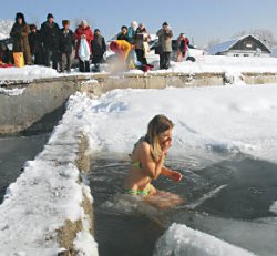 Окропи нас водицей ледяной!