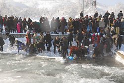 Окропи нас водицей ледяной!
