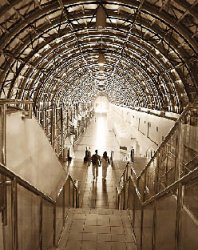 Мир повис на ниточке, мы сидим на краешке…