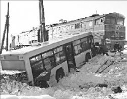 Не разошлись автобус с поездом