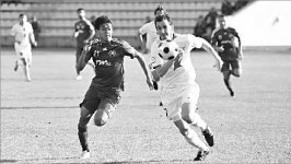 Мяч - на центр