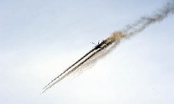 Нелегкая это работа - тащить БМП из болота