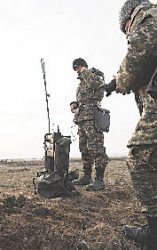 Нелегкая это работа - тащить БМП из болота