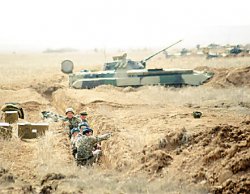 Нелегкая это работа - тащить БМП из болота