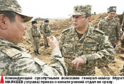 Нелегкая это работа - тащить БМП из болота