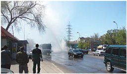 Гейзер забил сквозь асфальт