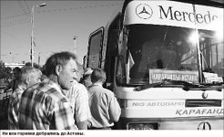 У парадного подъезда